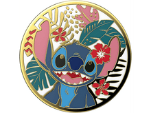 Charger l&#39;image dans la galerie, Épingle Stitch avec bordure dorée. Représente Stitch avec des fleurs et des feuilles.
