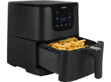 Charger l&#39;image dans la galerie, Une friteuse à air noire avec un affichage numérique montrant les réglages et des frites dans le panier. La poignée est à droite.
