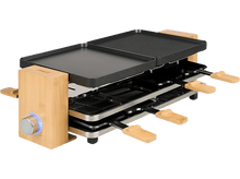 Charger l&#39;image dans la galerie, Un appareil à raclette avec des poignées en bois et une base en bambou. Surfaces de cuisson noires.
