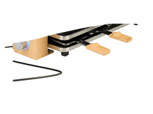 Charger l&#39;image dans la galerie, Gril à raclette avec surfaces de cuisson noires, poignées en bois et boîtier style bambou. Cordon d&#39;alimentation connecté.
