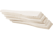 Charger l&#39;image dans la galerie, Une pile de spatules en bois dans une prise de vue en studio sur fond blanc.
