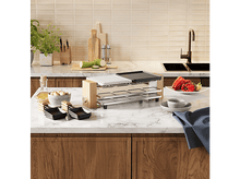 Charger l&#39;image dans la galerie, Un sac d&#39;aspirateur blanc avec une ouverture en plastique bleu. Le sac porte le nom de la marque.
