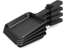 Charger l&#39;image dans la galerie, Pile de poêlons à raclette noirs avec poignées, vue en angle.
