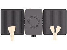 Charger l&#39;image dans la galerie, Vue aérienne d&#39;un grill à raclette avec spatules en bois.
