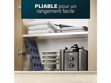 Charger l&#39;image dans la galerie, Armoire avec des objets à l&#39;intérieur, un appareil noir avec deux boutons. Texte : Pliable pour un rangement facile.
