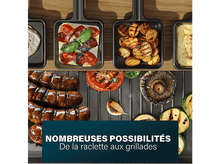 Charger l&#39;image dans la galerie, Nourriture sur poêles à griller : tomates, pommes de terre, saucisses et légumes.
