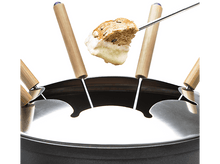Charger l&#39;image dans la galerie, Un service à fondue avec du pain trempé dans du fromage tenu par une fourchette.
