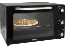 Charger l&#39;image dans la galerie, Four Princess noir avec pizza à l&#39;intérieur, commandes à droite.
