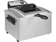 Une friteuse argentée avec une poignée et un panneau de contrôle, sur fond noir.