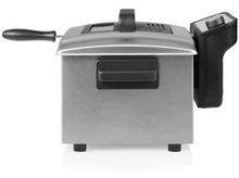 Charger l&#39;image dans la galerie, Friteuse en acier inoxydable avec poignée et panneau de commande, fond blanc.
