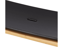 Charger l&#39;image dans la galerie, Une surface noire avec une seule indentation de forme ovale. La surface repose sur une base en bambou.
