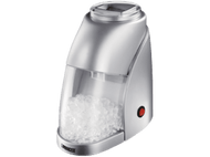 Machine à glaçons argentée et en plastique transparent sur fond blanc. Bouton d'alimentation rouge visible.