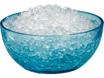 Un bol en verre bleu rempli de glace pilée. La glace est transparente et le bol est sur une surface blanche.