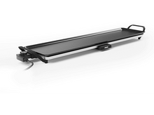 Charger l&#39;image dans la galerie, Une plaque de cuisson électrique sur fond blanc, surface de cuisson noire plate, garniture argentée et une poignée.
