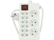 Multiprise blanche avec plusieurs prises et un interrupteur marche/arrêt rouge. Fond blanc.