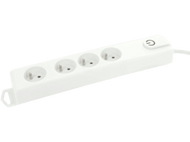 Multiprise blanche avec quatre prises et un bouton d'alimentation.