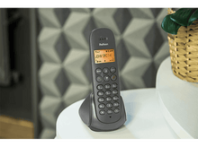 Charger l&#39;image dans la galerie, Téléphone sans fil sur une surface blanche. L&#39;écran affiche &#39;John Smith&#39;.
