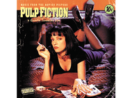 Pochette Pulp Fiction : Femme fumant, allongée sur le lit, avec livre et paquet de cigarettes. Pièce de dix cents.