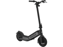 Charger l&#39;image dans la galerie, Trottinette électrique noire sur fond noir. La trottinette a un logo Pure gris.
