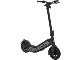 Trottinette électrique noire sur fond noir. La trottinette a un logo Pure gris.