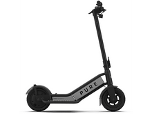 Charger l&#39;image dans la galerie, Une trottinette électrique noire et grise sur fond blanc, inclinée vers la droite.
