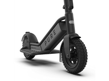 Charger l&#39;image dans la galerie, Trottinette électrique noire, vue latérale, avec logo &#39;PURE&#39;.
