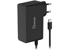 Charger l&#39;image dans la galerie, Chargeur Q-Ware noir avec câble USB-C, branché. Le chargeur porte le nom de la marque.

