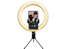 Charger l&#39;image dans la galerie, Un téléphone avec deux femmes sur l&#39;écran est dans une lumière annulaire. La lumière annulaire est sur un trépied.
