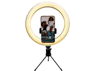 Un téléphone avec deux femmes sur l'écran est dans une lumière annulaire. La lumière annulaire est sur un trépied.