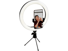 Charger l&#39;image dans la galerie, Une femme devant une lampe annulaire avec un smartphone et des produits de beauté.
