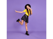 Charger l&#39;image dans la galerie, Adolescente avec un chapeau, pointant et tenant un peigne, sur fond violet.
