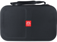 Mallette de transport noire avec un logo carré rouge. L'étui est rectangulaire avec une poignée et une fermeture éclair.