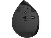 Charger l&#39;image dans la galerie, Souris ergonomique noire. Vue de dessous, montrant les boutons et le compartiment à piles.
