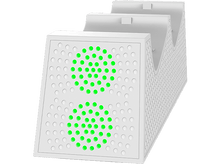 Charger l&#39;image dans la galerie, Station de charge blanche pour manettes. Feux verts à l&#39;avant. Emplacements pour manettes en haut.
