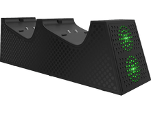 Charger l&#39;image dans la galerie, Station de charge de manette Xbox noire avec lumières vertes, dans un environnement noir.
