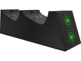 Station de charge de manette Xbox noire avec lumières vertes, dans un environnement noir.