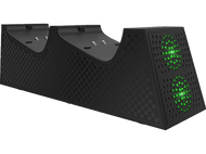 Station de charge de manette Xbox noire avec lumières vertes, dans un environnement noir.
