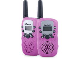 Deux talkies-walkies roses. Ils ont des antennes, des écrans et des boutons. Ils sont sur fond blanc.