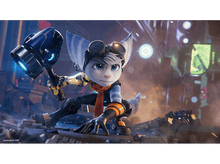 Charger l&#39;image dans la galerie, Personnage animé, une créature ressemblant à un raton laveur tenant un marteau, dans une scène futuriste.
