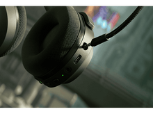 Charger l&#39;image dans la galerie, Casque noir avec un port pour un câble, gros plan.
