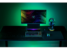 Charger l&#39;image dans la galerie, Une configuration de jeu : clavier, moniteur, souris et casque sur un bureau noir avec des lumières vertes.
