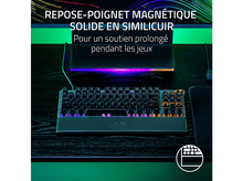 Charger l&#39;image dans la galerie, Clavier noir avec texte, logo Razer et repose-poignet magnétique.
