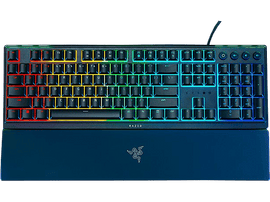 Un clavier Razer avec des touches rétroéclairées colorées. Il possède un repose-poignet et le logo Razer. Fond noir.