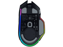 Charger l&#39;image dans la galerie, Bas de la souris de jeu avec logo Razer et lumières.
