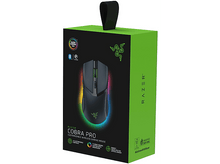 Charger l&#39;image dans la galerie, Une boîte verte avec une souris de jeu à l&#39;intérieur. La souris a un logo Razer et est noire.
