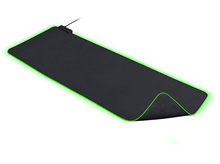 Charger l&#39;image dans la galerie, Tapis de souris Razer noir avec bord vert brillant.
