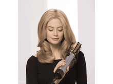 Charger l'image dans la galerie, Femme aux cheveux blonds utilise une brosse sèche-cheveux. Elle porte un haut noir.
