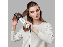 Charger l&#39;image dans la galerie, Femme utilisant une brosse sèche-cheveux sur ses cheveux.
