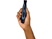 Charger l&#39;image dans la galerie, Une main tenant une tondeuse à poils de nez et d&#39;oreilles Remington noire et bleue, fond blanc.
