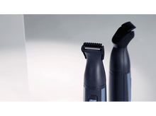 Charger l&#39;image dans la galerie, Un rasoir électrique bleu est posé sur une surface blanche, son reflet est visible. Le rasoir a des lames noires et un interrupteur &#39;OFF&#39;.
